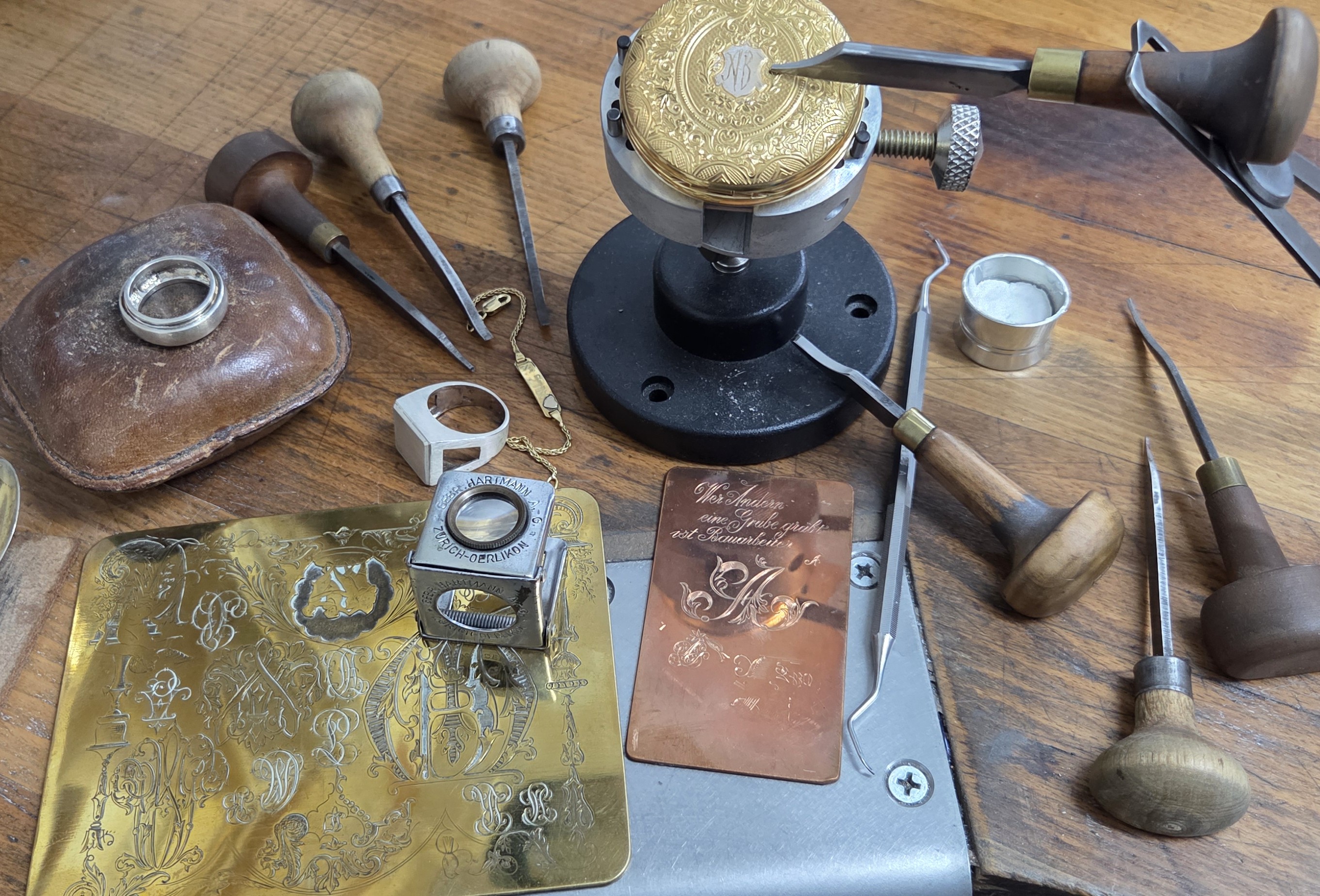 Gravur von Schmuck und persönlichen Gegenständen